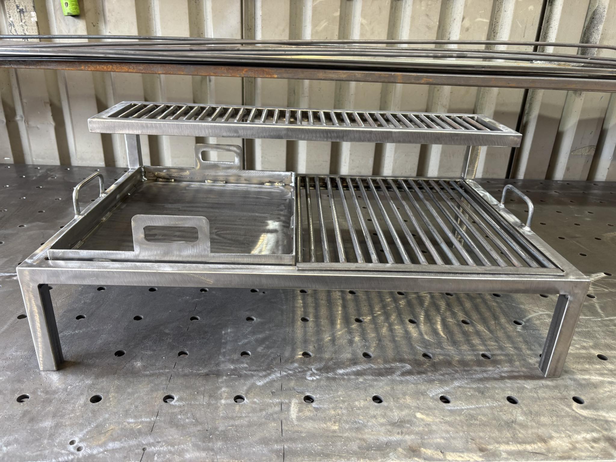 Heavy Duty Over-Fire BBQ Grill Station - Adjustable Upper Rack, 10mm Solid Bar Grates, Removable Plancha & Dual Grills - 800x500mm
