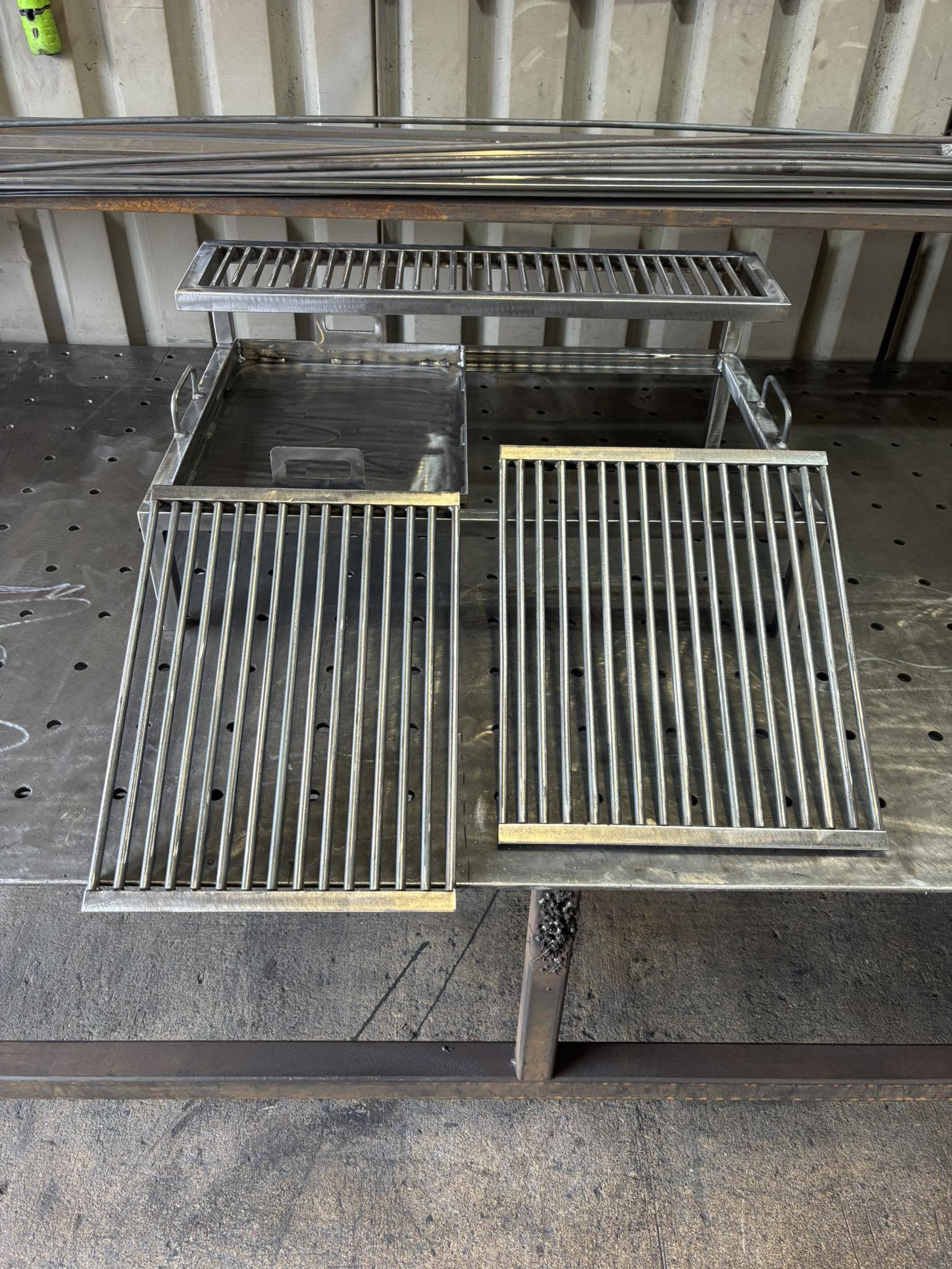 Heavy Duty Over-Fire BBQ Grill Station - Adjustable Upper Rack, 10mm Solid Bar Grates, Removable Plancha & Dual Grills - 800x500mm