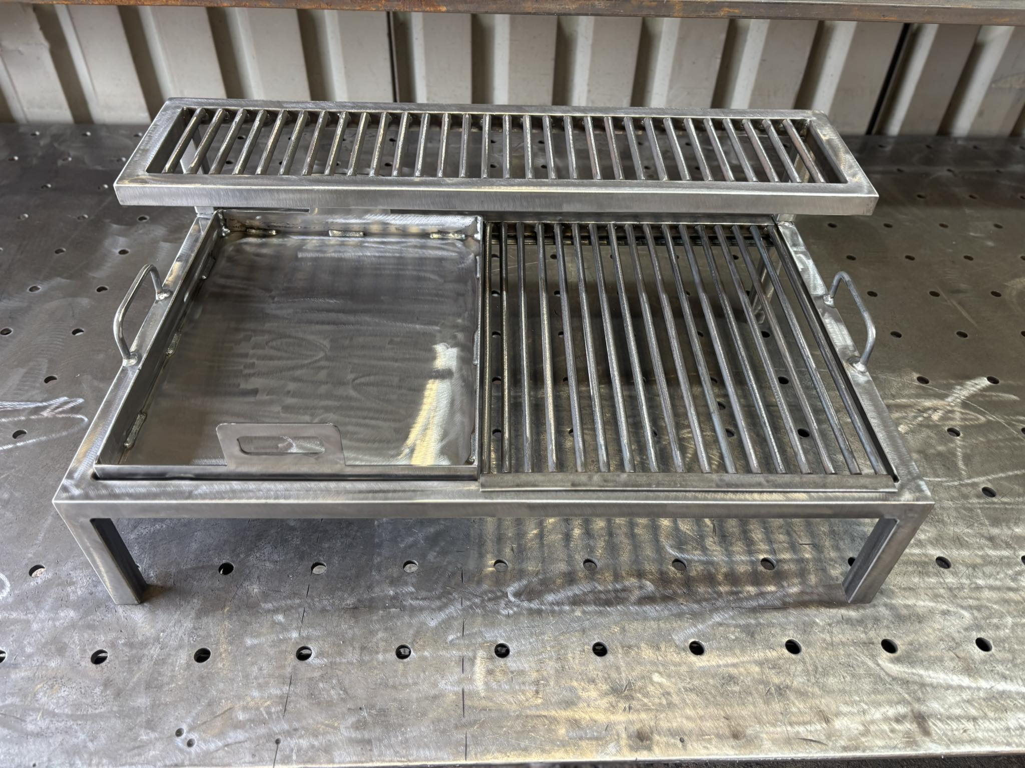 Heavy Duty Over-Fire BBQ Grill Station - Adjustable Upper Rack, 10mm Solid Bar Grates, Removable Plancha & Dual Grills - 800x500mm