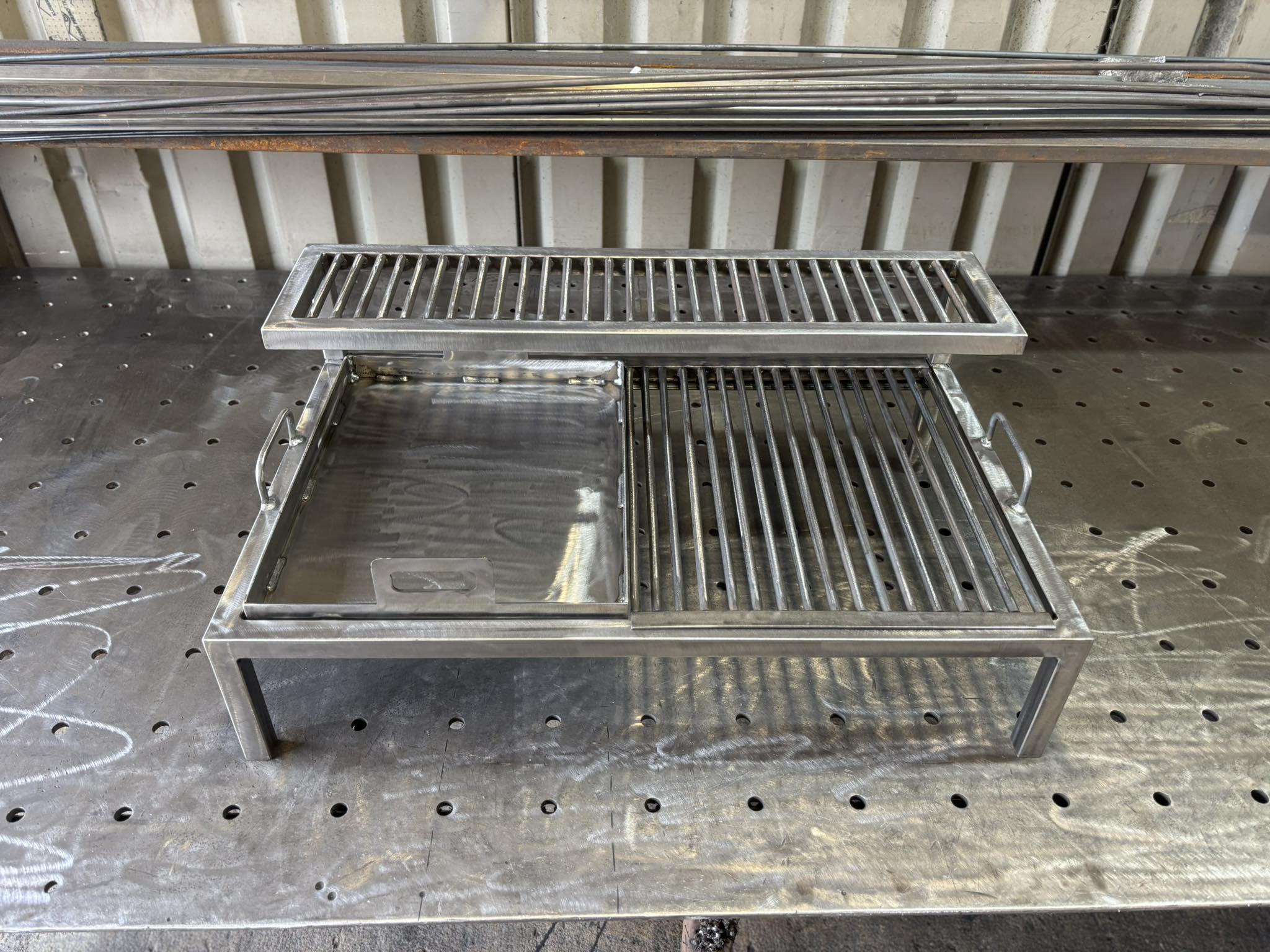 Heavy Duty Over-Fire BBQ Grill Station - Adjustable Upper Rack, 10mm Solid Bar Grates, Removable Plancha & Dual Grills - 800x500mm
