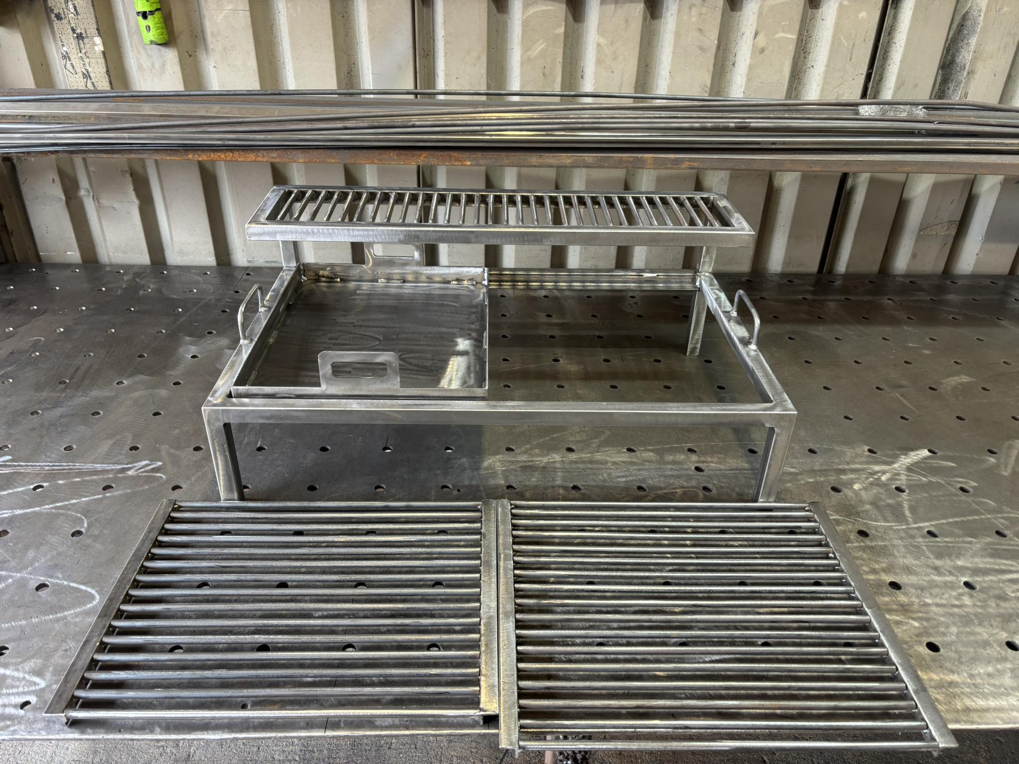 Heavy Duty Over-Fire BBQ Grill Station - Adjustable Upper Rack, 10mm Solid Bar Grates, Removable Plancha & Dual Grills - 800x500mm
